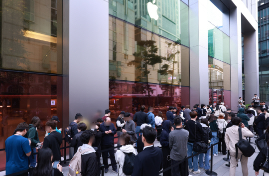 애플의 '아이폰 15 시리즈'와 '애플 워치' 국내 공식 출시일인 13일 서울 중구 명동 애플스토어에서 구매 예정 고객들이 매장에 들어가기 위해 기다리고 있다. 연합뉴스